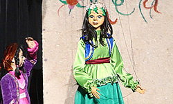 حضور عروسک‌های غول پیکر در افتتاحیه جشنواره تئاتر کودک